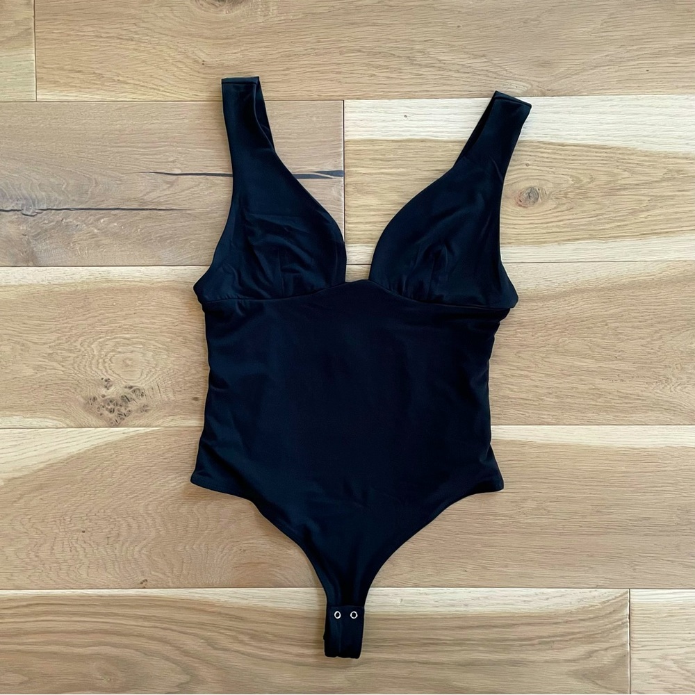 DYNAMITE Sculpt Bare Deep-V Bodysuit Jet Black